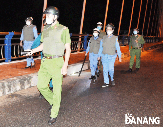 Lực lượng 8394 phường Hòa Hải (quận Ngũ Hành Sơn) phối hợp tuần tra kiểm soát bảo đảm an ninh trật tự trên địa bàn. Ảnh: LÊ HÙNG
