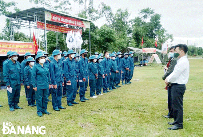 Đại diện Đảng ủy xã Hòa Khương thăm, động viên lực lượng dân quân tự vệ năm thứ nhất tham gia huấn luyện.Ảnh: H.L	