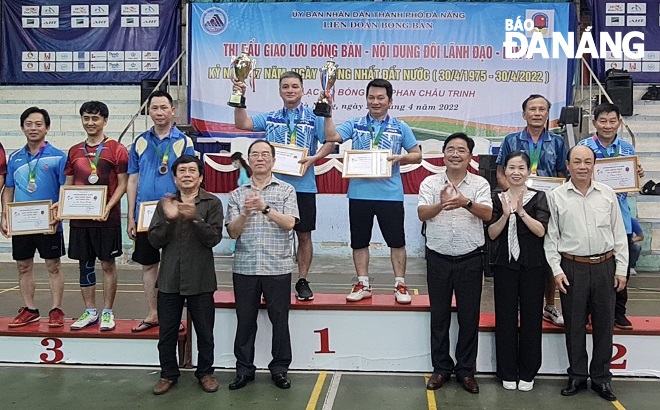 The organisers and prize winners. Photo: Viet Thang