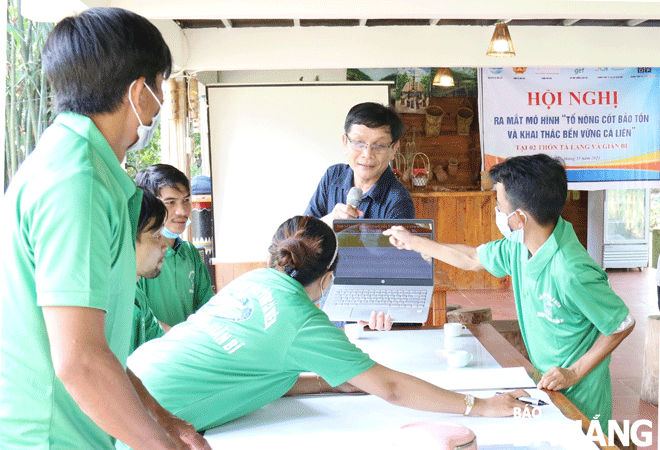  Project experts at a training course on raising public awareness for Ta Lang and Gian Bi villagers in Hoa Bac Commune. Photo: THANH TINH