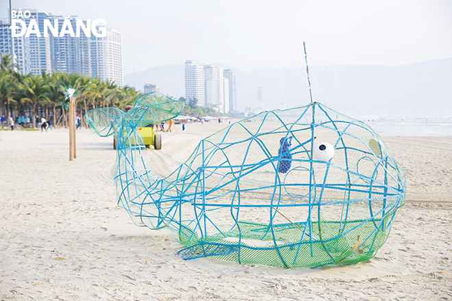 On the beaches stand trash cans for residents and visitors to dispose of garbage in accordance with regulations. In particular, the creative model of a giant goby (Bong), which seems to eat plastic waste, aims to encourage beachgoers not to throw their rubbish, especially plastic waste, into the water, so to feed the Goby and not the ocean. Photo: PHUC AN