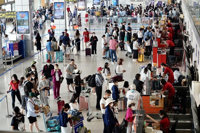 Passengers queue at Nội Bài International Airport in Hà Nội. — VNA/VNS Photo Huy Hùng