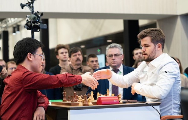 Vietnamese grandmaster Le Quang Liem defeates world champion Magnus Carlsen at 2.5-1.5 (Photo: VNA)