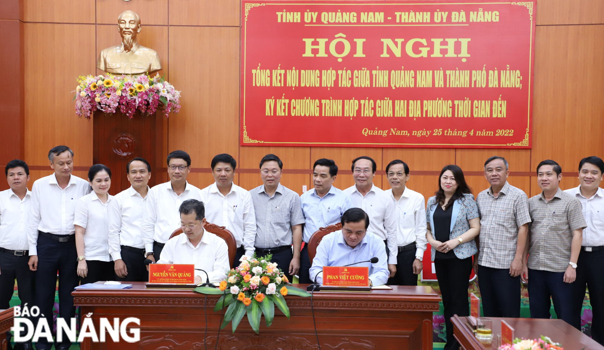 Bí thư Thành ủy Nguyễn Văn Quảng (ngồi hàng đầu bên trái) và ông Phan Việt Cường (ngồi, bên phải) ký kết chương trình hợp tác, phát triển giữa 2 địa phương trong thời gian tới. Ảnh: NGỌC PHÚ.