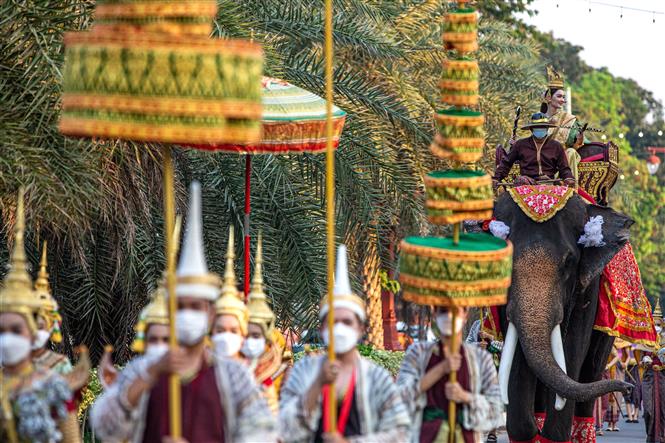Diễu hành trong lễ hội Songkran ở Ayutthaya, Thái Lan, ngày 13-4-2022. Ảnh: THX/TTXVN