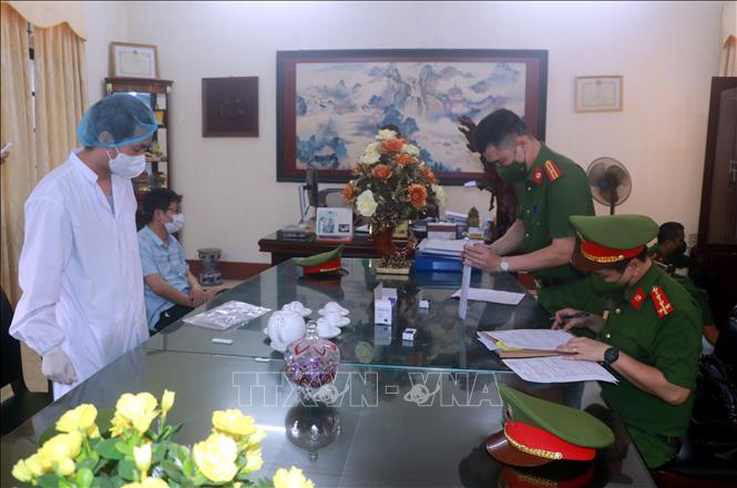 Công an tỉnh Nam Định khám xét nơi làm việc của ông Đỗ Đức Lưu, Giám đốc Trung tâm Kiểm soát bệnh tật tỉnh Nam Định vào chiều 25-4. Ảnh: Văn Đạt/TTXVN