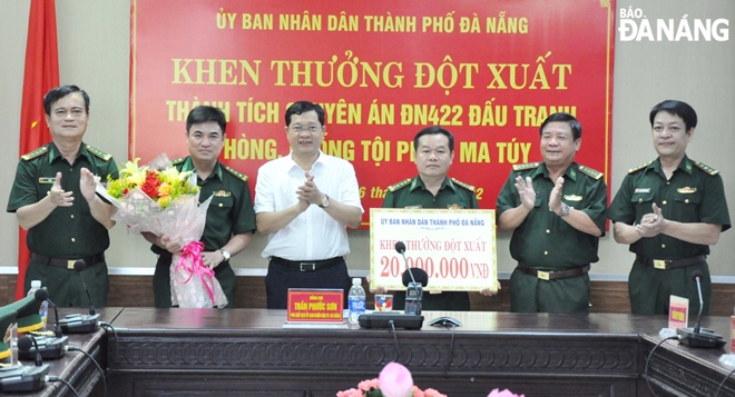 Phó Chủ tịch UBND thành phố Trần Phước Sơn (thứ 3, trái sang) trao thưởng cho Phòng Phòng, chống ma túy và tội phạm thuộc BĐBD thành phố. Ảnh: LÊ HÙNG