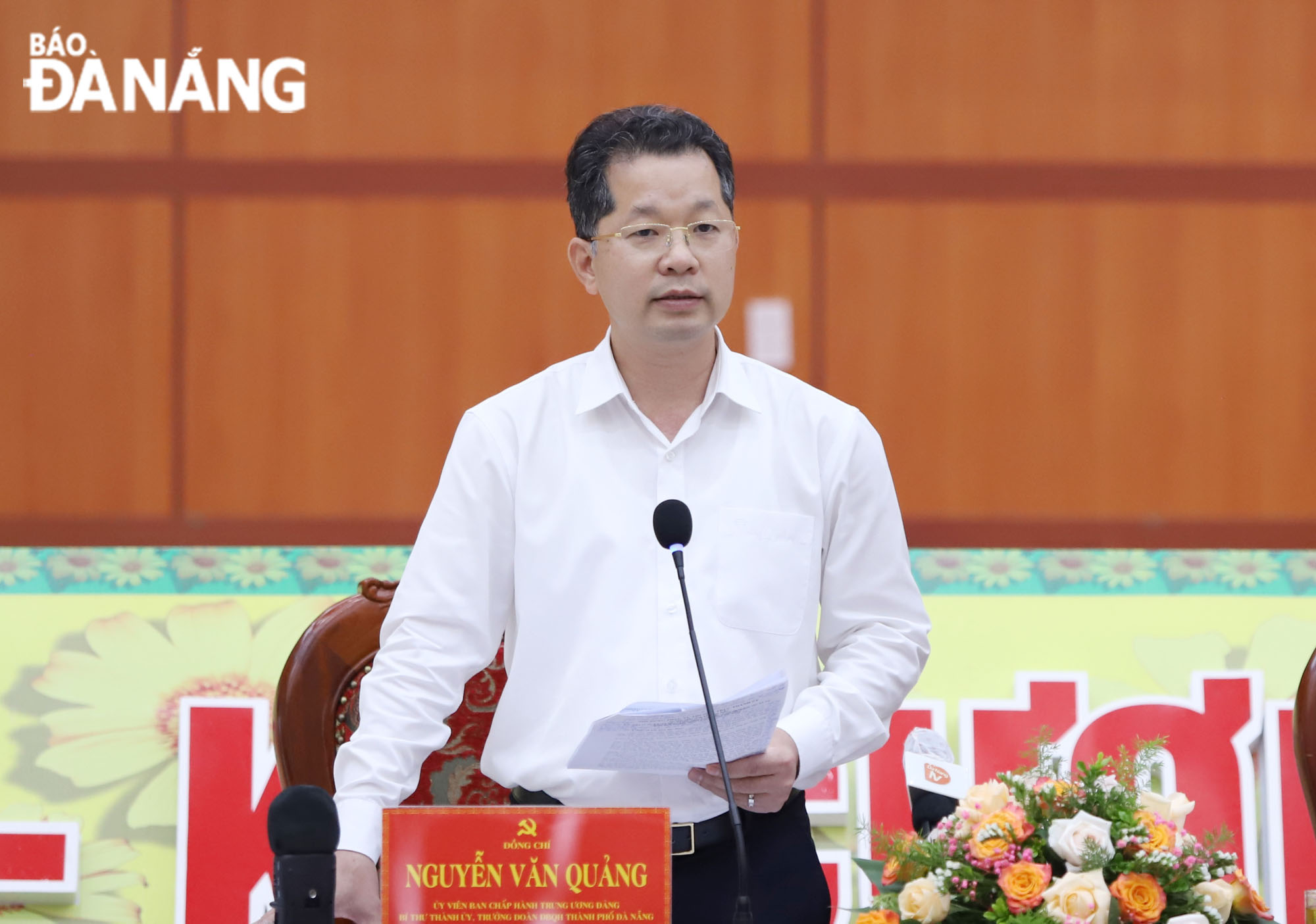 Da Nang Party Committee Secretary Nguyen Van Quang addresses a meeting with the Quang Nam Province leaders on reviewing bilateral cooperation and mutual support over the 5 years, April 25, 2022. Photo: NGOC PHU