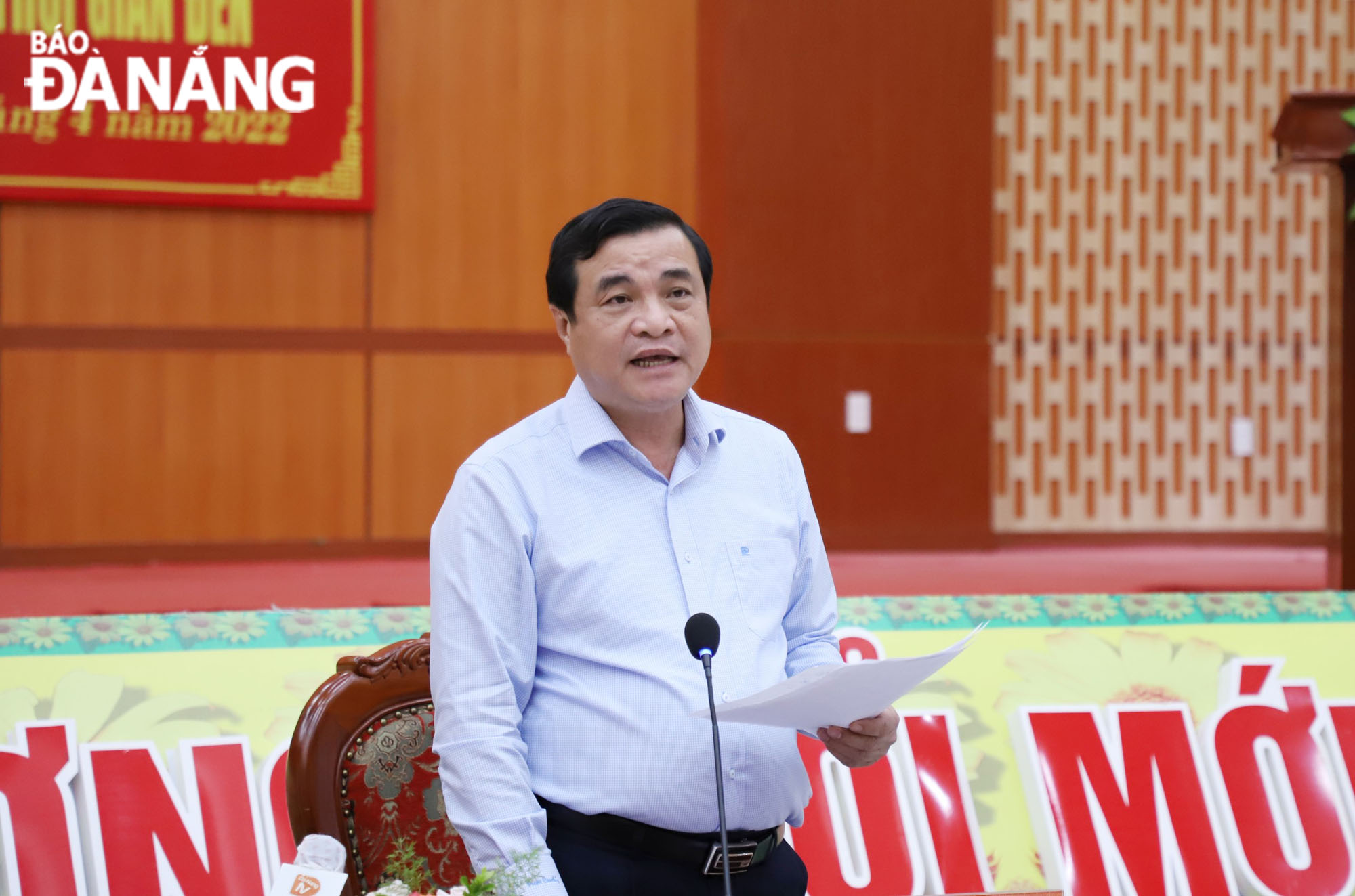 Quang Nam Provincial Party Committee Secretary Phan Viet Cuong delivers a speech at the meeting with the Da Nang leaders, April 25, 2022. Photo: NGOC PHU