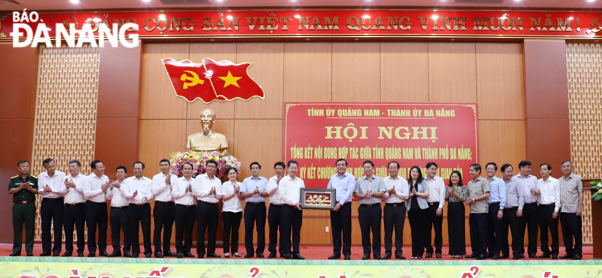 The delegates pose for a group photo at the event, April 25, 2022. Photo: NGOC PHU