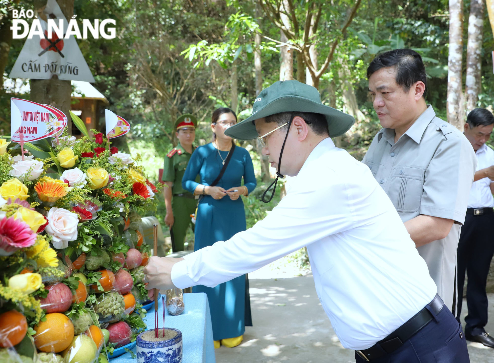  Da Nang Party Committee SecretaryNguyen Van Quang offers incense at the relic of the former Quang Da Special Zone in Duy Son Commune, Duy Xuyen District, Quang Nam Province, April 25, 2022. Photo: NGOC PHU