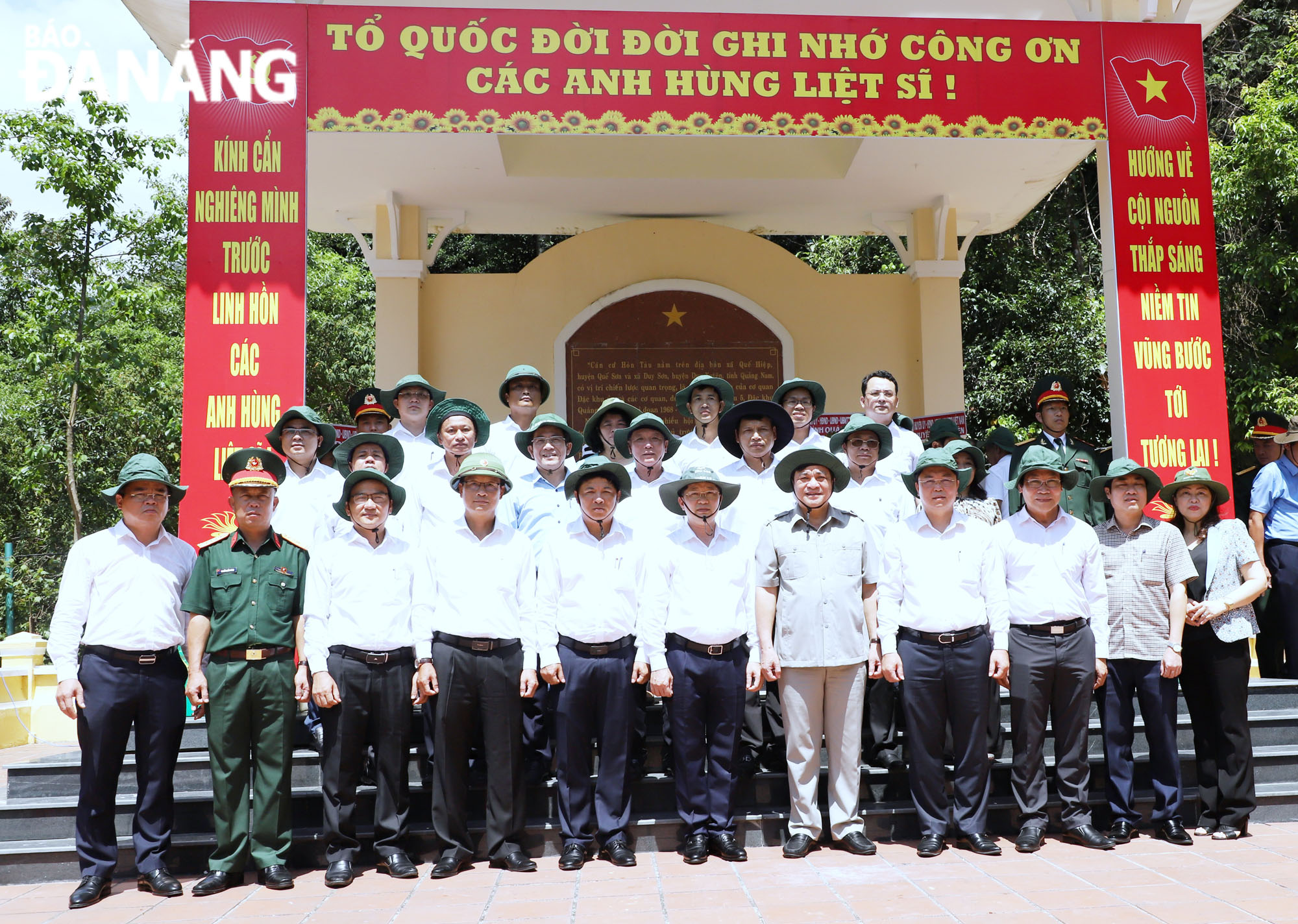 Delegates from the Standing Board of the Da Nang Party Committee and its Quang Nam counterpart pose for a group photo at the relic of the former Quang Da Special Zone in Duy Son Commune, Duy Xuyen District, Quang Nam Province, April 25, 2022. Photo: NGOC PHU