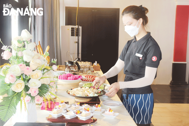 Tourism service providers in Da Nang have been ready to welcome guests over the peak holiday season. IN THE PHOTO: A staff at the Mikazuki 360 Water Park is preparing meals for guests. Photo: NHAT HA