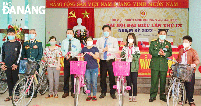 The Veterans’ Association of An Hai Bac Ward, Son Tra District provides bicycles for disadvantaged students in 2022. Photo: LE VAN THOM