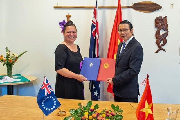 Vietnamese Ambassador to New Zealand Nguyen Van Trung (R) and Elizabeth Wright-Koteka, Cook Islands High Commissioner to New Zealand (Photo: VNA)