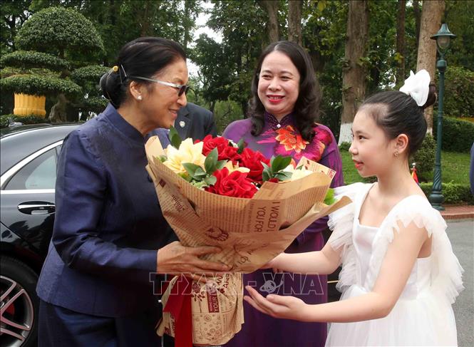 Thiếu nhi Hà Nội tặng hoa Phó Chủ tịch nước CHDCND Lào Pany Yathotou tại lễ đón. Ảnh: Lâm Khánh/TTXVN