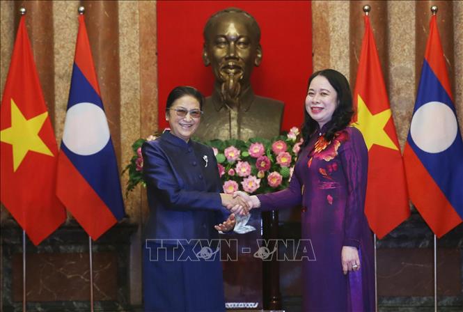 Phó Chủ tịch nước Võ Thị Ánh Xuân và Phó Chủ tịch nước Lào Pany Yathotou tại lễ đón. Ảnh: Lâm Khánh/TTXVN