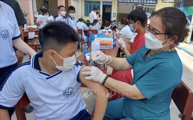 Tiêm vaccine mũi 1 cho học sinh lớp 6, trường THCS Nguyễn Trãi, thành phố Long Xuyên (An Giang). Ảnh: Thanh Sang/TTXVN