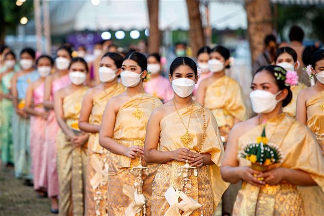 Người dân đeo khẩu trang phòng dịch COVID-19 tại lễ diễu hành nhân dịp Tết Songkran ở Ayutthaya, Thái Lan, ngày 13/4/2022. Ảnh: THX/ TTXVN