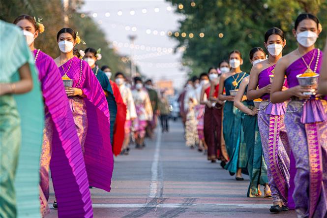 Người dân đeo khẩu trang phòng dịch COVID-19 tại lễ diễu hành nhân dịp Tết Songkran ở Ayutthaya, Thái Lan, ngày 13/4/2022. Ảnh: THX/ TTXVN