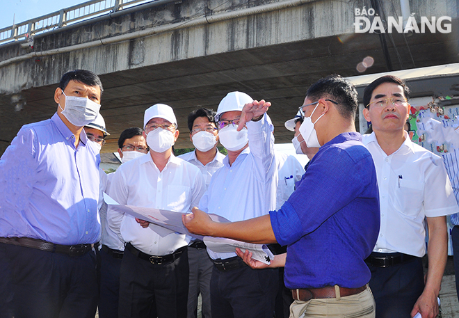 Bí thư Thành ủy Nguyễn Văn Quảng (áo trắng thứ 2 từ trái sang) kiểm tra thực tế cuối tuyến Dự án cải tạo, nâng cấp tuyến đường ĐH2. Ảnh: THÀNH LÂN