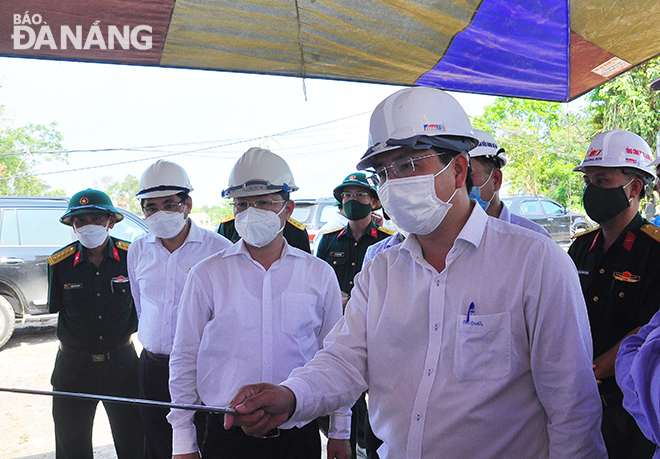  Da Nang Party Committee Secretary Nguyen Van Quang (third, left) is informed of the progress of the Western Ring Road project April 27, 2022. Photo: THANH LAN