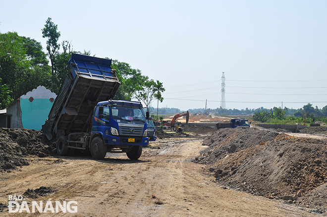 Contractor Cienco 1 is speeding up the construction of the first part of the Western Ring Road from National Highway 14B to Ho Chi Minh Road. Photo: THANH LAN