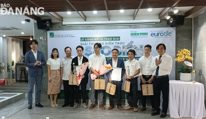 Architect To Van Hung, Director of the Da Nang Department of Natural Resources and Environment cum Chairman of the municipal Architects’ Association (first right) presenting the first prize to a group of architects. Photo: TRIEU TUNG