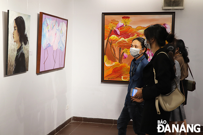 Triển lãm trưng bày 45 tác phẩm của 40 họa sĩ là cựu sinh viên, giảng viên Trường Đại học Nghệ thuật Huế.