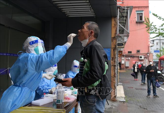 Nhân viên y tế lấy mẫu xét nghiệm Covid-19 cho người dân tại Thượng Hải, Trung Quốc ngày 26-4-2022. Ảnh: THX/TTXVN
