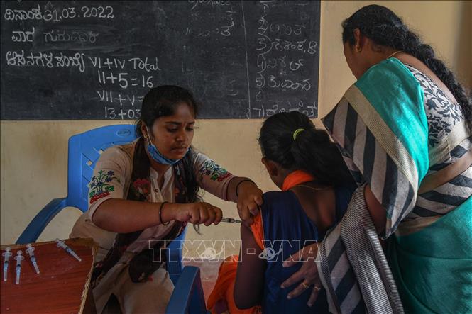Nhân viên y tế tiêm vaccine ngừa Covid-19 cho học sinh tại một trường học ở Bangalore, Ấn Độ. Ảnh: AFP/TTXVN