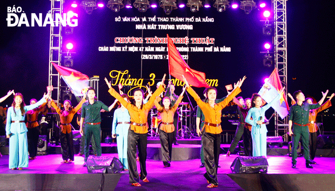 A special art programme entitled ‘March-City and You’ was held on Tuesday evening on Bach Dang Street, Da Nang, to celebrate the 47th anniversary of the liberation of Da Nang (March 29, 1975-2022).