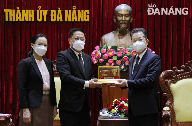 Secretary Quang (right) presenting a momento to the Lao Consul General in Da Nang Viengxay Phommachanh. Photo: L.P