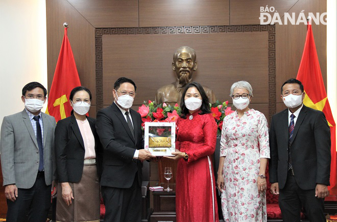 Vice Chairwoman of the municipal People's Council Cao Thi Huyen Tran (third from right) and Lao Consul General Viengxay Phommachanh. Photo: L.P