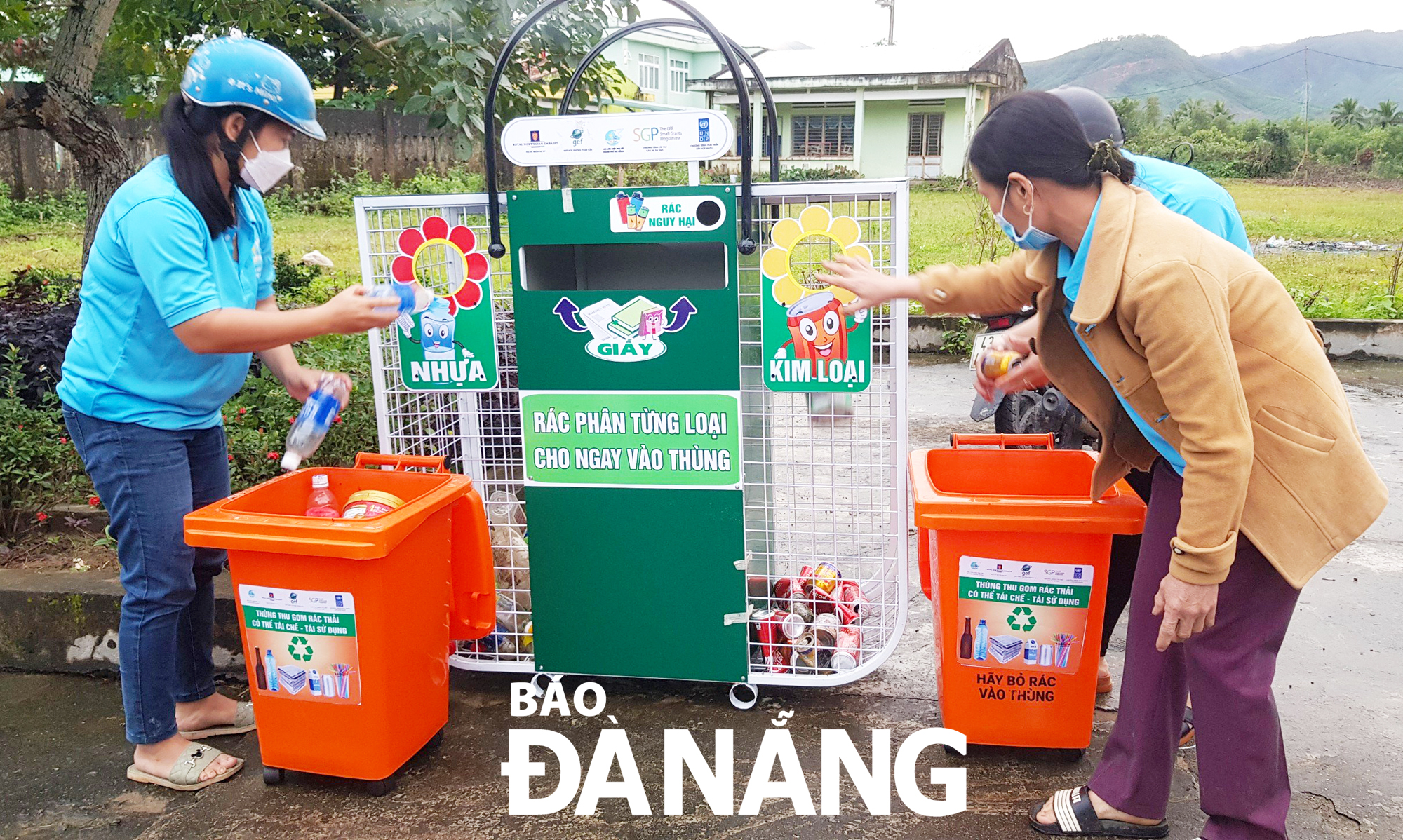 Members of the Hoa Ninh Commune chapter of the Da Nang Women's Union actively involved in the core group of waste collection and classification. Photo: T.D