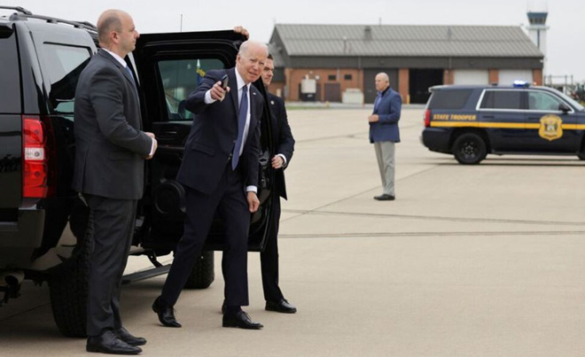 Tổng thống Mỹ Joe Biden sẽ đến Hàn Quốc và Nhật Bản từ ngày 20 đến 24-5.  Trong ảnh: Ông Biden (thứ hai, từ trái sang) lên máy bay Air Force One tại Căn cứ Không quân Vệ binh quốc gia Delaware ở New Castle, Delaware (Mỹ) ngày 25-4. Ảnh: Reuters