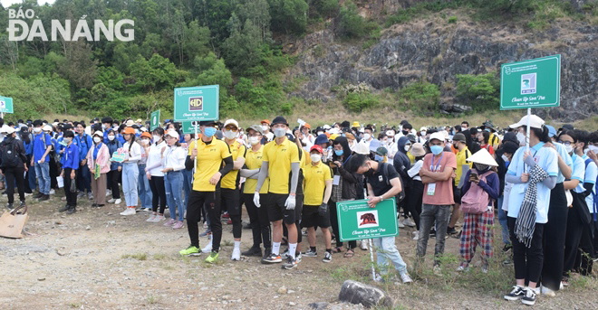 Hơn 700 người tham gia ra quân làm sạch bán đảo Sơn Trà. Ảnh: HOÀNG HIỆP