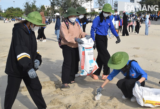 Đông đảo bạn trẻ ra quân thu gom rác thải nhựa và các loại rác trên bãi biển Thanh Khê. Ảnh: HOÀNG HIỆP