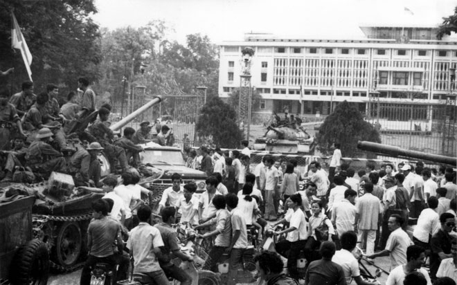 Nhân dân Sài Gòn kéo về Dinh Độc Lập chào mừng Quân Giải phóng. Ảnh: TTXVN