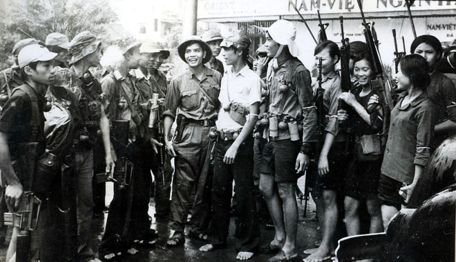 Tự vệ thành phố Đà Nẵng phối hợp với Quân Giải phóng giữ gìn trật tự đường phố sau ngày giải phóng.