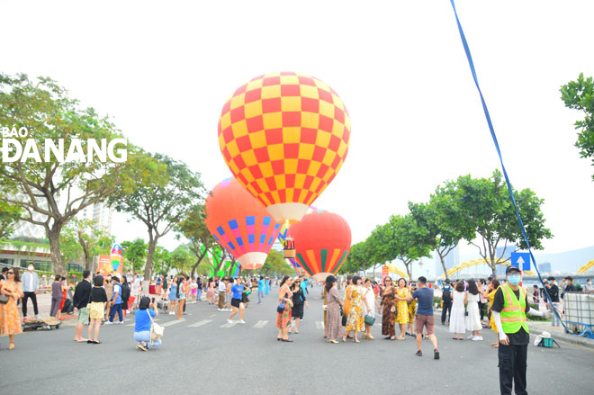 Du lịch Đà Nẵng đang phục hồi mạnh mẽ. Trong ảnh: Lễ hội khinh khí cầu tổ chức tại Đà Nẵng cuối tháng 3-2022 thu hút đông đảo du khách. Ảnh: XUÂN SƠN