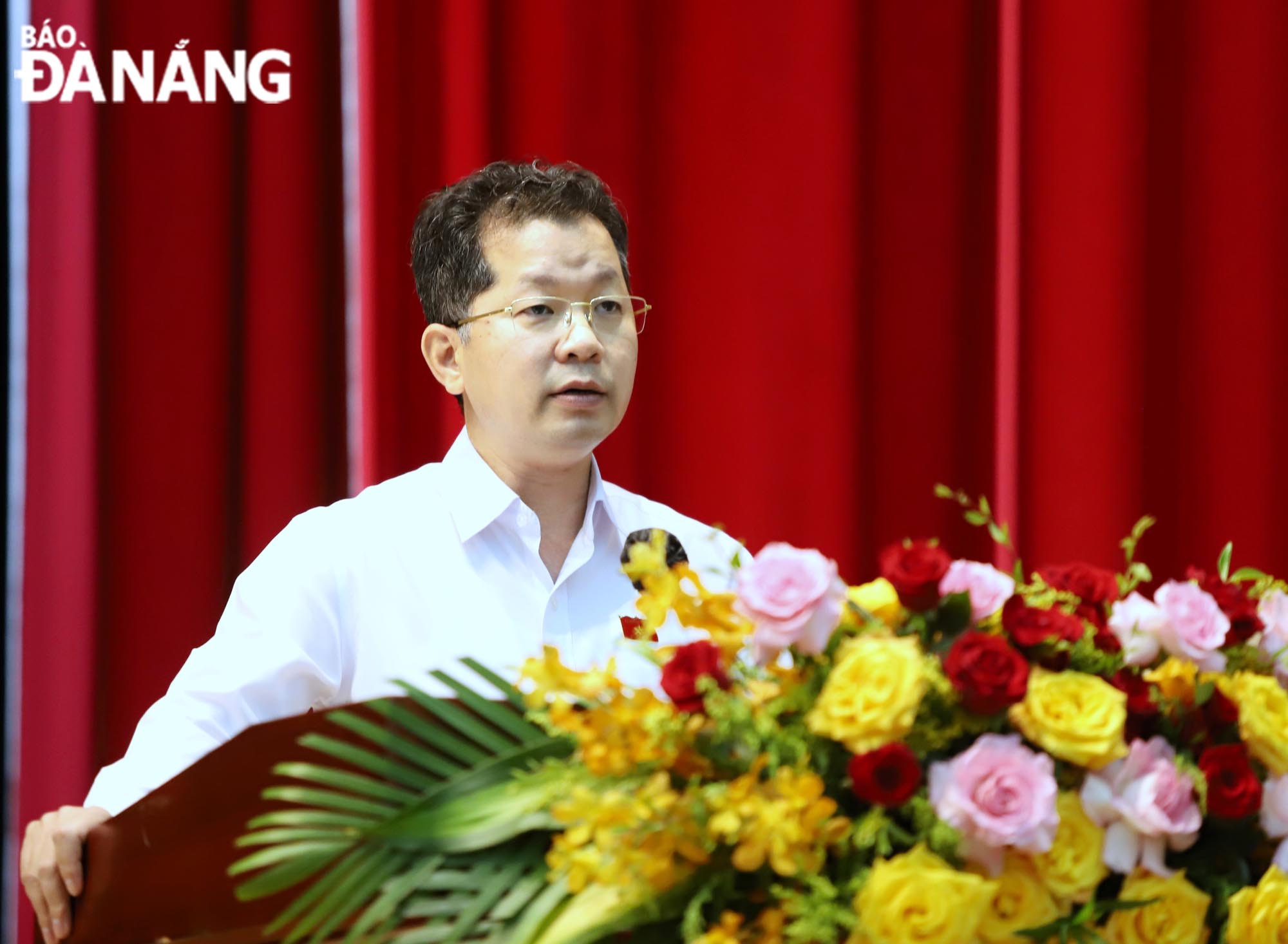Bí thư Thành ủy Nguyễn Văn Quảng phát biểu tại hội nghị tiếp xúc cử tri. Ảnh: NGỌC PHÚ 