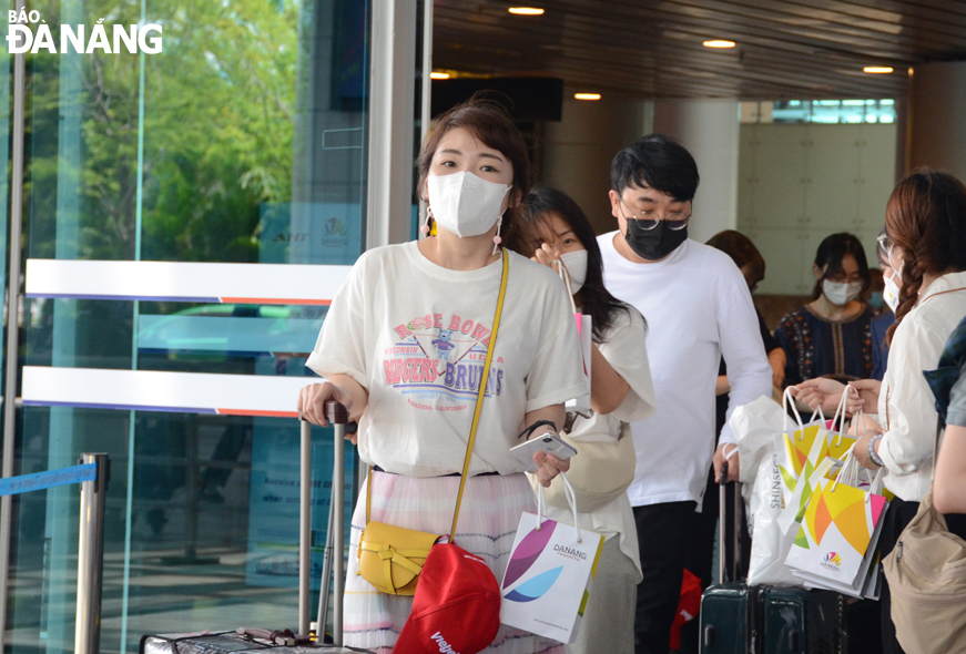 First air passengers to Da Nang from South Korea's Incheon. Photo: THU HA