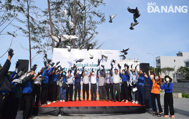 The launching of the ‘Da Nang beach - Say no to plastic waste’ programme is in progress. Photo: HOANG HIEP