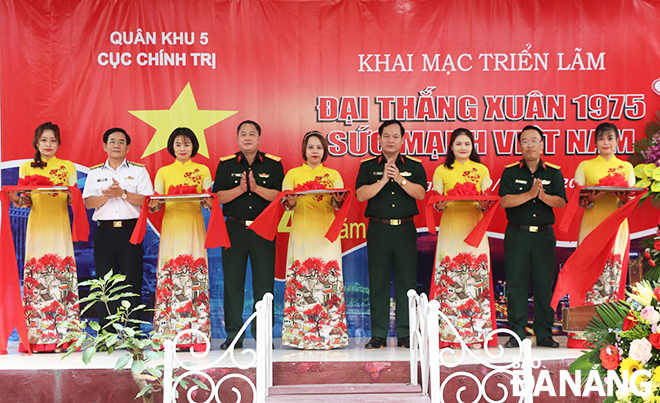 Delegates join the cutting of ribbons to open the exhibition. Photo: XUAN DUNG