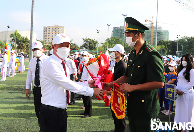 Head of the Da Nang Party Committee's Mass Mobilization Department Le Van Trung(front row, left) presenting flowers and souvenir flags to units participating in the Son Tra District Sports and Physical Festival. Photo: Xuan Dung