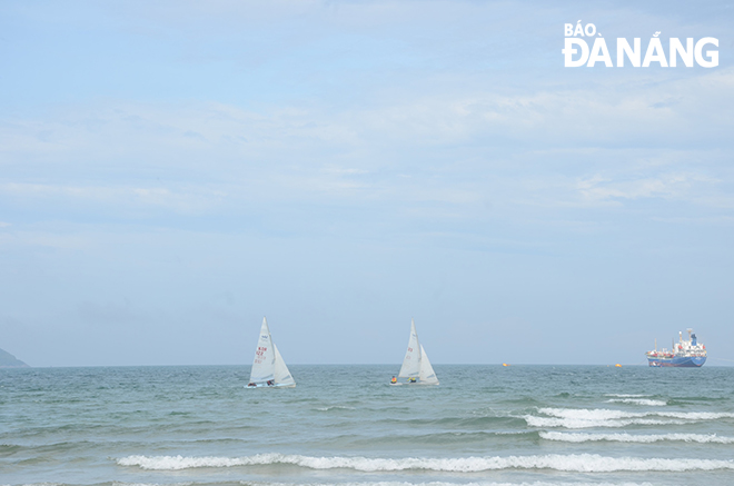 Dịp lễ này, giải đua thuyền buồm các câu lạc bộ Đà Nẵng mở rộng góp phần tạo điểm nhấn du lịch biển Đà Nẵng. Ảnh: THU HÀ