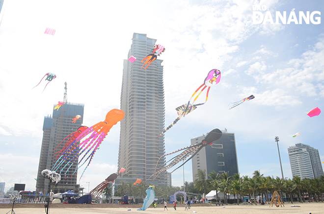 50 large and small-sized kites in different shapes beautifying the city's sky. Photo: THU HA