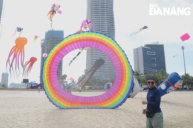 According to Mr. Vo Hong Phuong, a member of the Ho Chi Minh City Kite Club, Da Nang’s white sand beaches and its favourable weather conditions with beautiful sunshine make it very convenient for participating clubs to fly all kinds of kites.