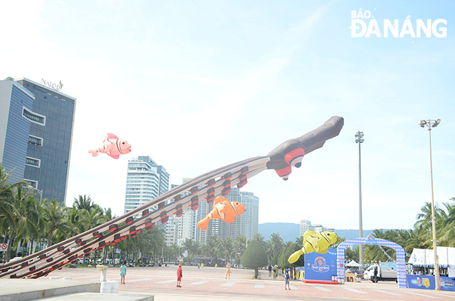 The largest kite in the shape of an octopus with a width of 6m and a length of 80m is being seen at the Kite Festival 2022. Photo: THU HA